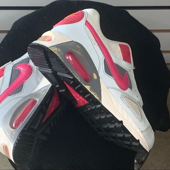Nike Air Max Woman’s Size 7 White with Pink swoosh - Picture 6 of 8